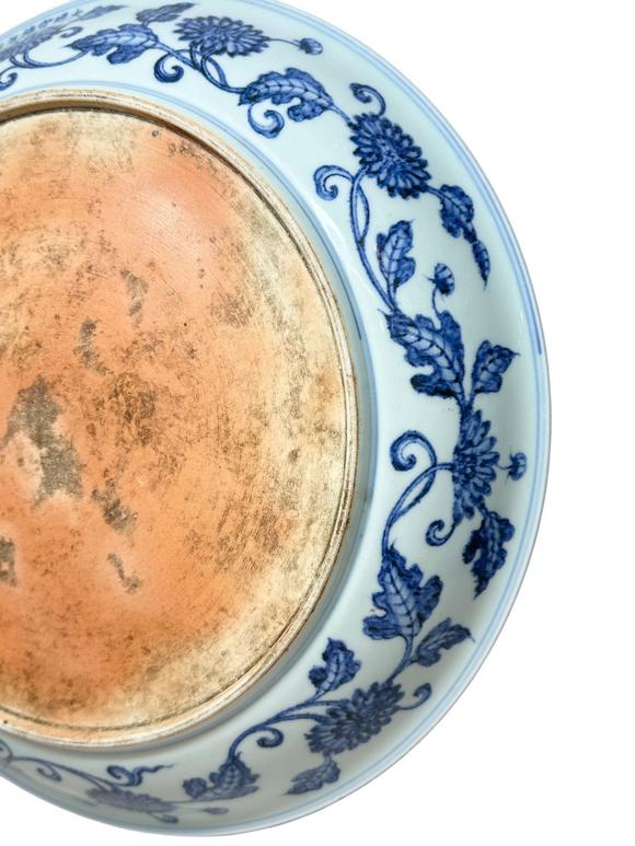 Castle AuctionA large Blue&White plate decorated with flower, Ming Dynasty Pr. 