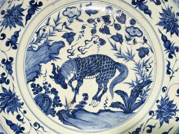 Castle AuctionAn extra large size of dish, Ming Dynasty Pr.  