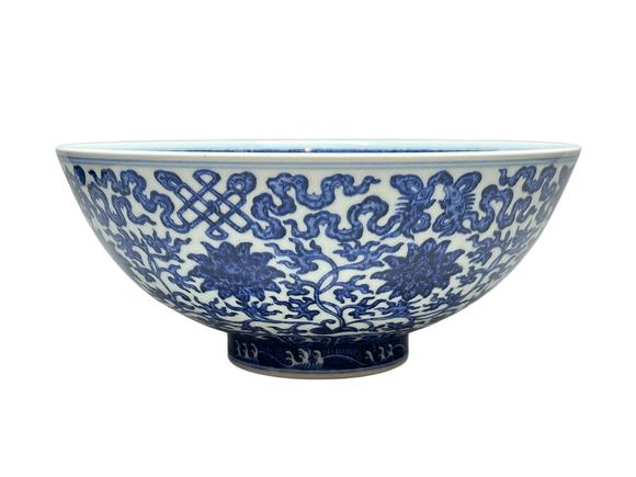 Castle AuctionA Blue-and-white bowl with nice decoration, Qian Long Pr. 