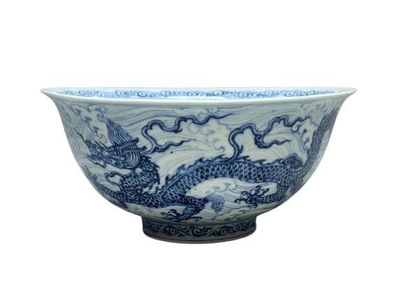 Castle AuctionA large Blue-and-white bowl decorated with sea-water dragon pattern, Ming Dynasty Pr. 