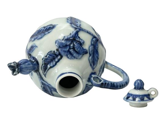 Castle AuctionA Chinese Blue-and-white pot, Ming Dynasty Pr. 