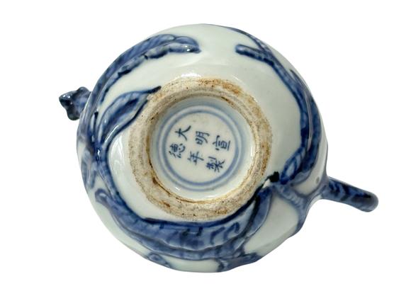 Castle AuctionA Chinese Blue-and-white pot, Ming Dynasty Pr. 