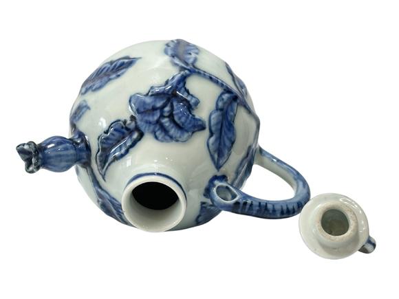 Castle AuctionA Chinese Blue-and-white pot, Ming Dynasty Pr. 