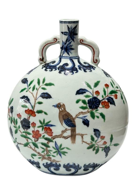 Castle AuctionA Chinese Blue and white moonflask vse with Famille Verte deco, Ming Dynasty Pr. 