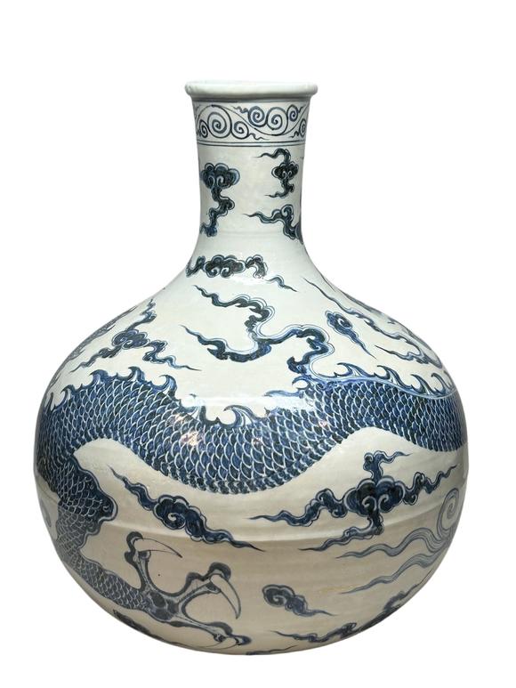 Castle AuctionA Blue-and-white dragon-patterned ball vase, Ming Dynasty Pr. 