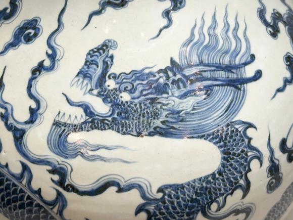 Castle AuctionA Blue-and-white dragon-patterned ball vase, Ming Dynasty Pr. 
