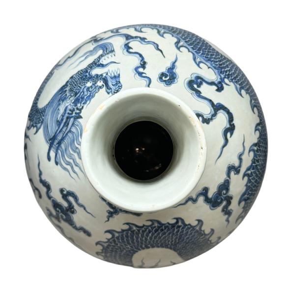Castle AuctionA Blue-and-white dragon-patterned ball vase, Ming Dynasty Pr. 