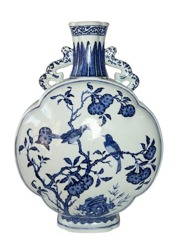 Castle AuctionA blue-and-white vase with birds pattern, Qing Dynasty Pr. 