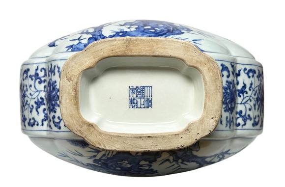 Castle AuctionA blue-and-white vase with birds pattern, Qing Dynasty Pr. 