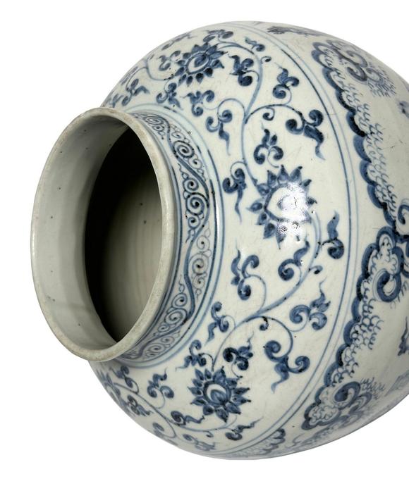 Castle AuctionA Chinese blue and white figure jar, Mid of Ming Dynasty Pr. 