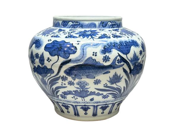 Castle AuctionA fine Blue-and-white jar with fish and algae pattern, Ming Dynasty Pr. 