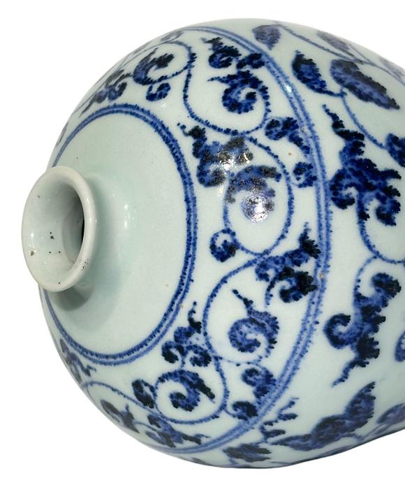 Castle AuctionA Chinese blue-and-white plum vase with entwined lotus patterns, Ming Dynasty Pr. 