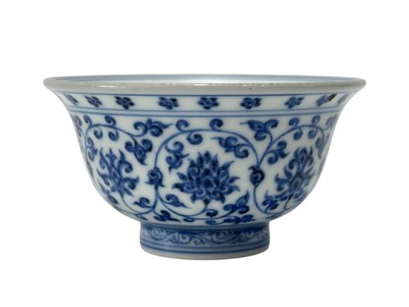 Castle AuctionA Chinese blue-and-white cup with entwined lotus pattern, Ming Dynasty Pr. 