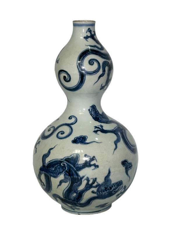 Castle AuctionBlue and white dragon-patterned gourd vase, Ming Dynasty Pr. 