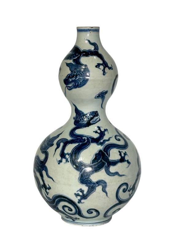 Castle AuctionBlue and white dragon-patterned gourd vase, Ming Dynasty Pr. 