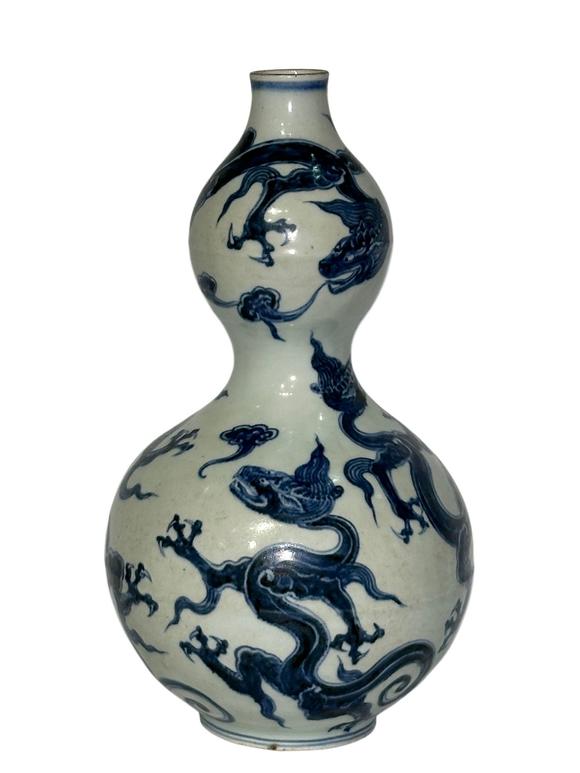 Castle AuctionBlue and white dragon-patterned gourd vase, Ming Dynasty Pr. 