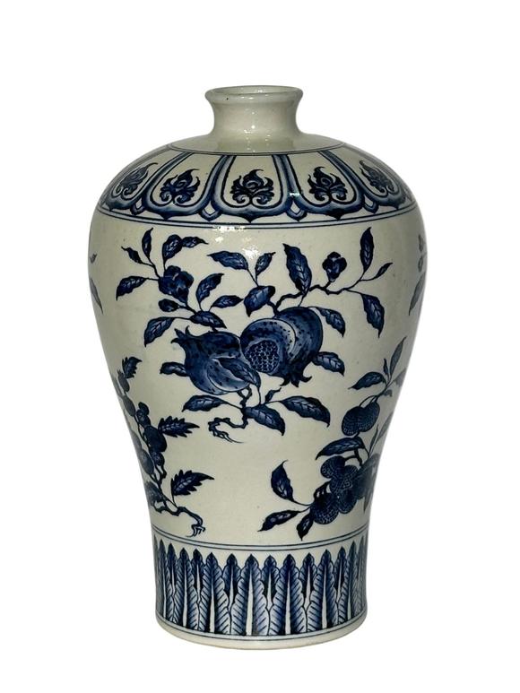 Castle AuctionA Chinese blue-and-white plum vase, Ming Dynasty Pr. 