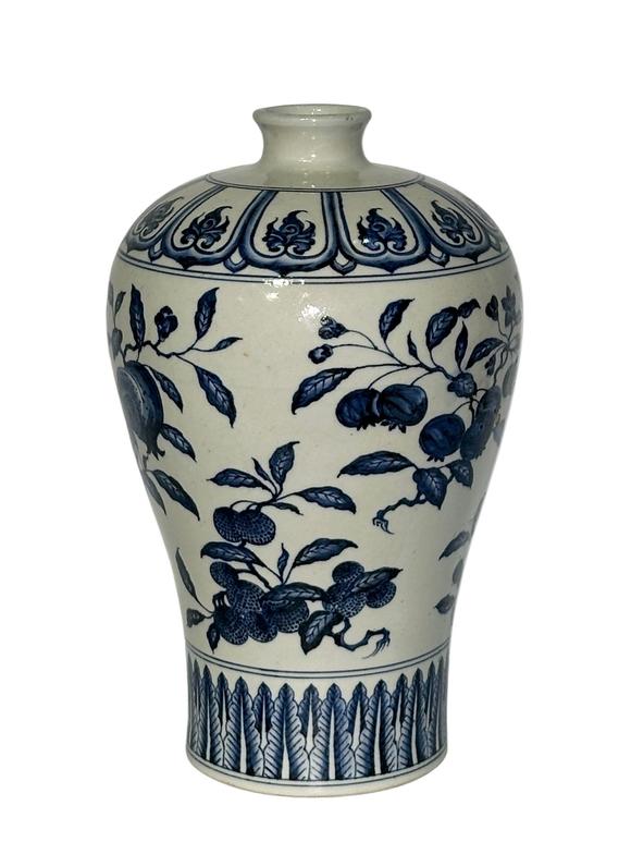 Castle AuctionA Chinese blue-and-white plum vase, Ming Dynasty Pr. 