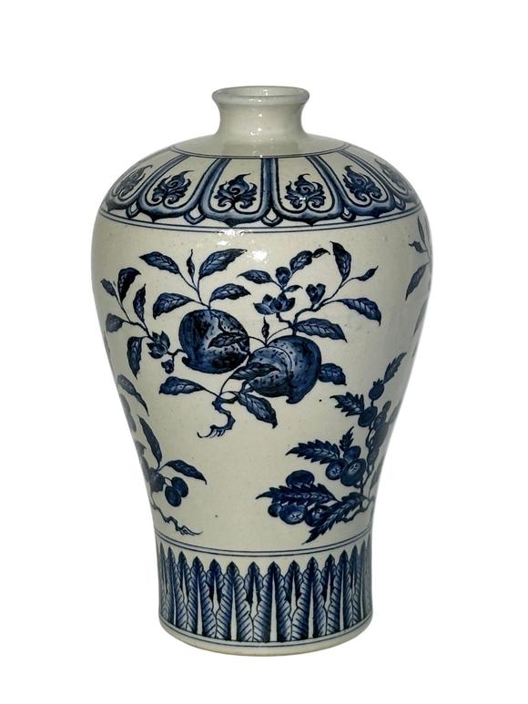 Castle AuctionA Chinese blue-and-white plum vase, Ming Dynasty Pr. 