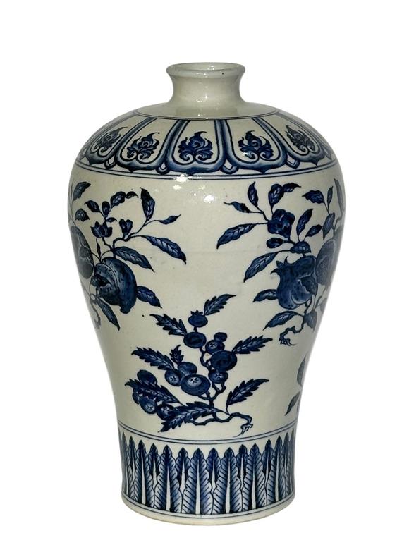 Castle AuctionA Chinese blue-and-white plum vase, Ming Dynasty Pr. 