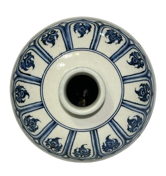 Castle AuctionA Chinese blue-and-white plum vase, Ming Dynasty Pr. 