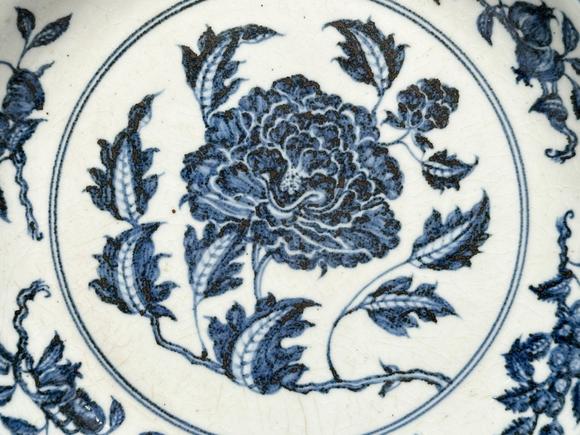 Castle AuctionBlue-and-white floral plate, Ming Dynasty Pr. 
