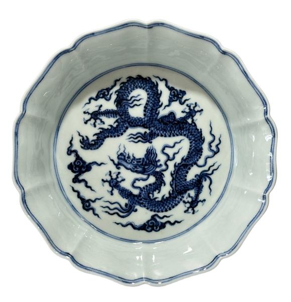 Castle AuctionA Chinese Blue and white dragon pattern water pot, Ming Dynasty Pr. 