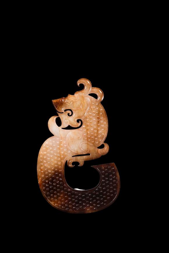 Castle AuctionA Two-Tone Jade S-Shaped Dragon Plaque, Warring States, Circa 475–221 BC Pr.