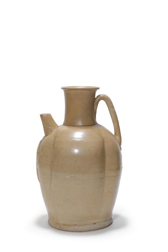 Castle AuctionA Yue Kiln Lobed Ewer, 9th–10th C Pr.