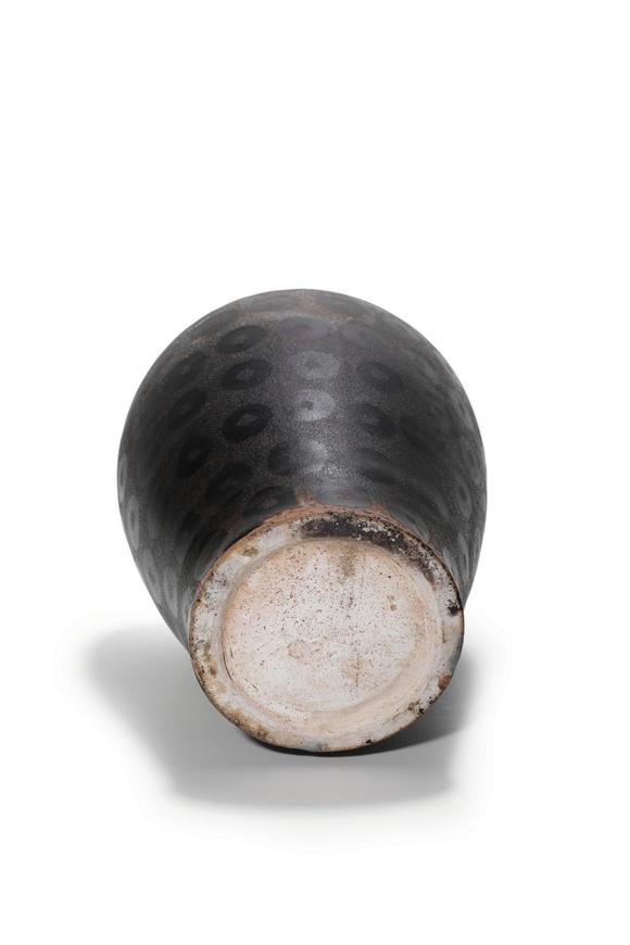 Castle AuctionA Jizhou Kiln Circular Spotted Meiping Vase, 12th–13th C Pr.