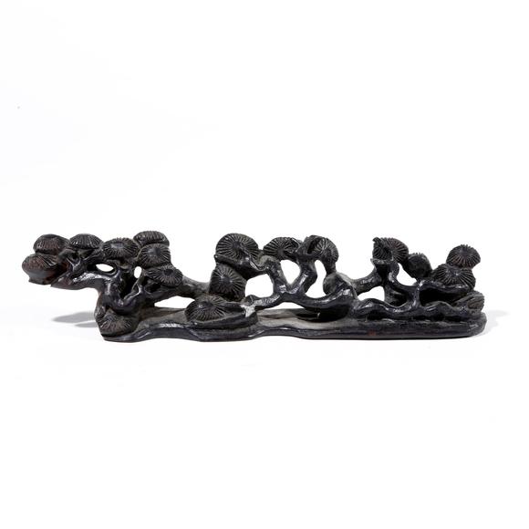 弘楊株式會(huì)社紫檀木雕松樹(shù)紋擺件