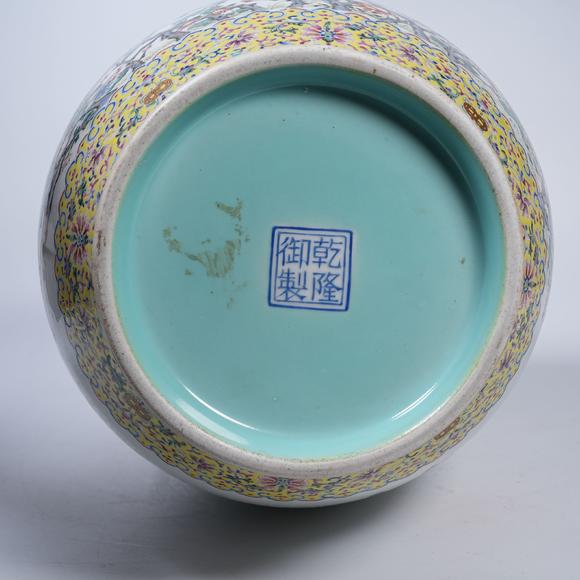 弘楊株式會社粉彩花卉紋龍耳瓶