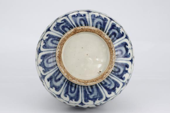 金澤美術(shù)明永樂(lè) 青花纏枝花卉玉壺春瓶