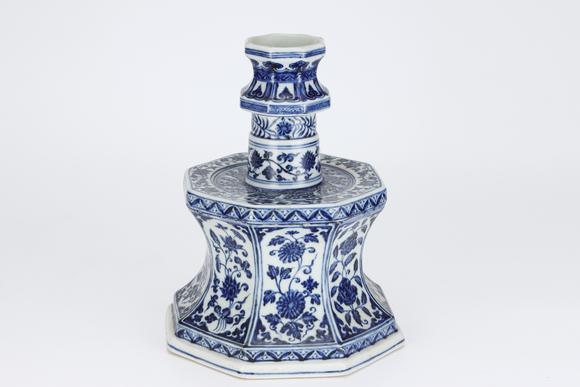 金澤美術(shù)明宣德 青花折枝花卉紋蠟臺