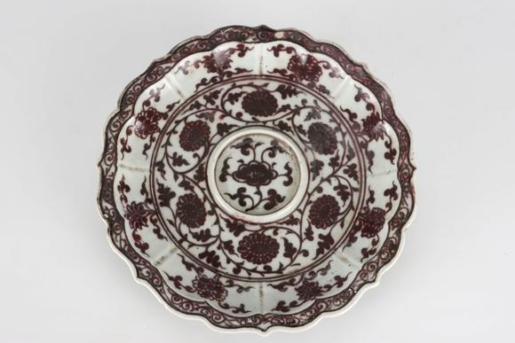 Cascade'sMing Hongwu Glazed Red Twisted Floral Rhombus Mouth Plate | 明洪武 釉裏紅纏枝花卉紋菱花口盤