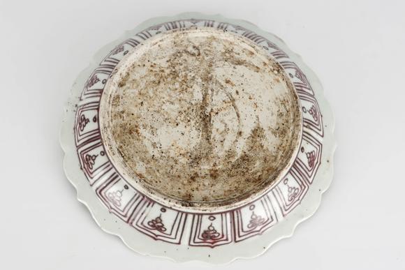 Cascade'sMing Hongwu Glazed Red Twisted Floral Rhombus Mouth Plate | 明洪武 釉裏紅纏枝花卉紋菱花口盤