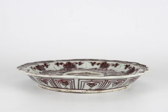 Cascade'sMing Hongwu Glazed Red Twisted Floral Rhombus Mouth Plate | 明洪武 釉裏紅纏枝花卉紋菱花口盤