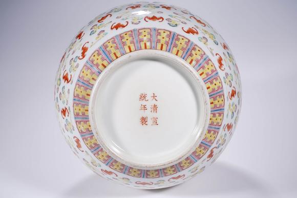 Cascade'sQing Xuantong Pink Clouds Bat Pattern Hongfu Qitian Appreciation Bottle | 清宣統(tǒng) 粉彩雲(yún)蝠紋洪福齊天賞瓶