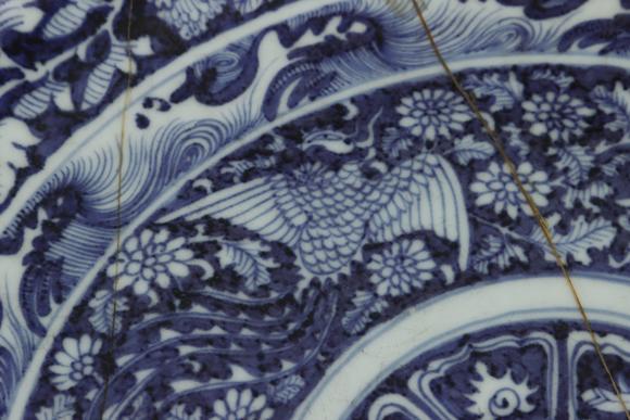 Cascade'sMing Qing Hua Liu Bai Feng wears peony pattern and folds along Lingkou market. | 明 青花留白鳳穿牡丹紋折沿菱口大盤
