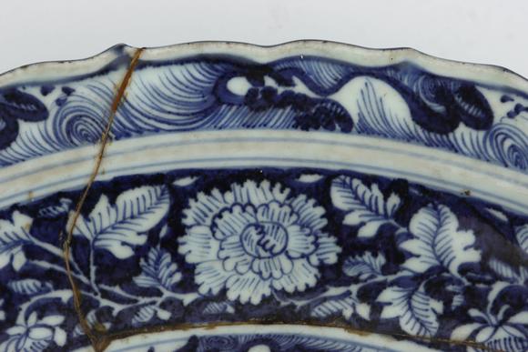 Cascade'sMing Qing Hua Liu Bai Feng wears peony pattern and folds along Lingkou market. | 明 青花留白鳳穿牡丹紋折沿菱口大盤(pán)