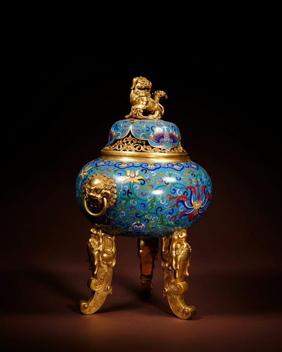 Cascade'sThree-legged cover furnace with clear, dry and long copper tires, twisted silk and enamel ears | 清乾隆 銅胎掐絲琺瑯狻猊耳三足蓋爐