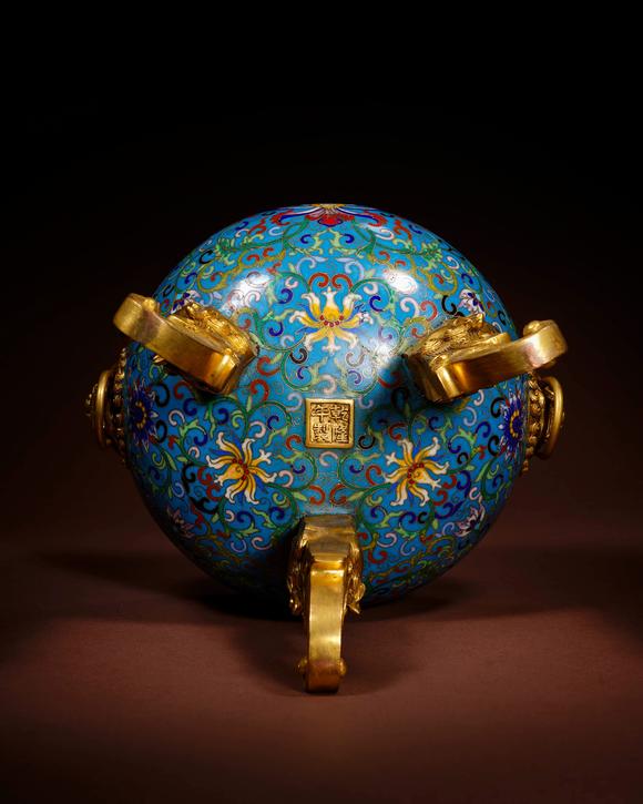 Cascade'sThree-legged cover furnace with clear, dry and long copper tires, twisted silk and enamel ears | 清乾隆 銅胎掐絲琺瑯狻猊耳三足蓋爐