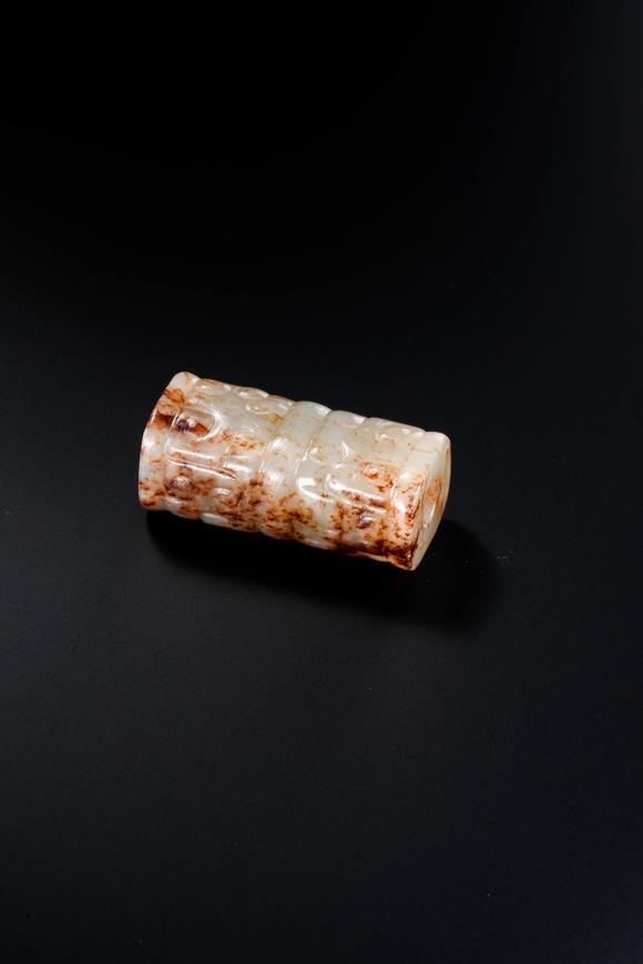 Cascade'sWhite marble with Qin color and animal face pattern | 漢 白玉沁色獸面紋勒子
