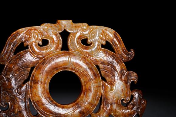 Cascade'sHan Hetian jade carving with dragon and phoenix patterns. | 漢 和田玉透雕龍鳳紋璧形佩