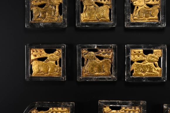 Cascade'sEleven-piece set with square pattern of Han and Rui animals. | 漢 鏨瑞獸紋方形帶銙十一件成套