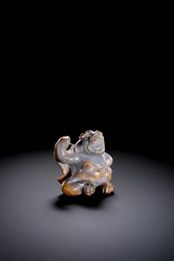 Cascade'sHan Yu sits on a beast | 漢 玉坐獸