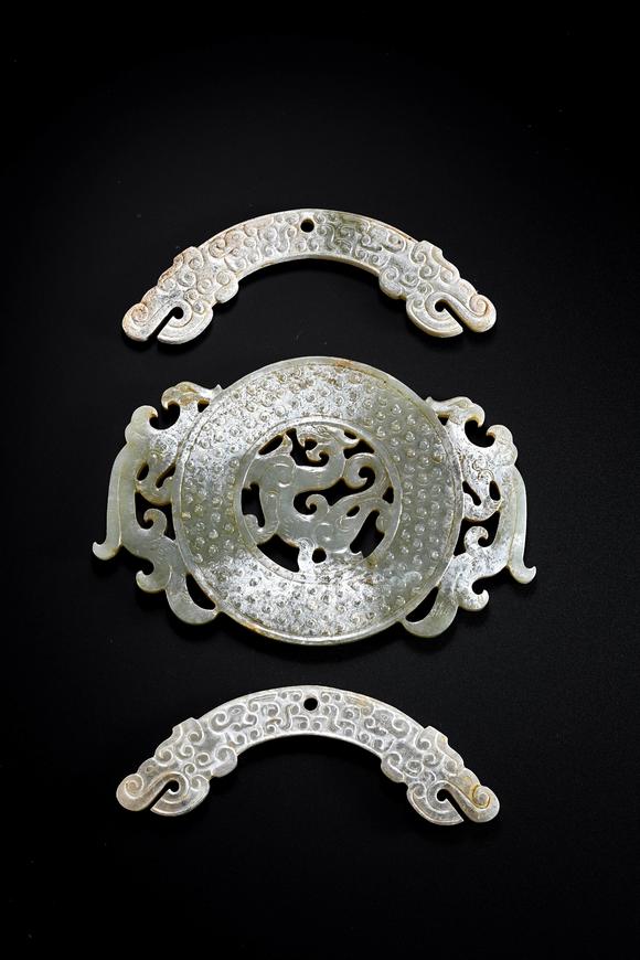 Cascade'sHan Shuanglong Huang Pei Toudiao Longfeng Yubi 1 zu | 漢 雙龍璜配透雕龍鳳玉璧一組