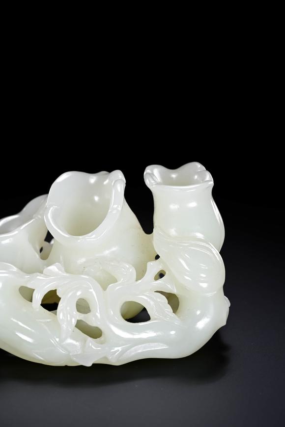 Cascade'sHetian jade morning glory in Qing dynasty. | 清代 和田玉喇叭花。