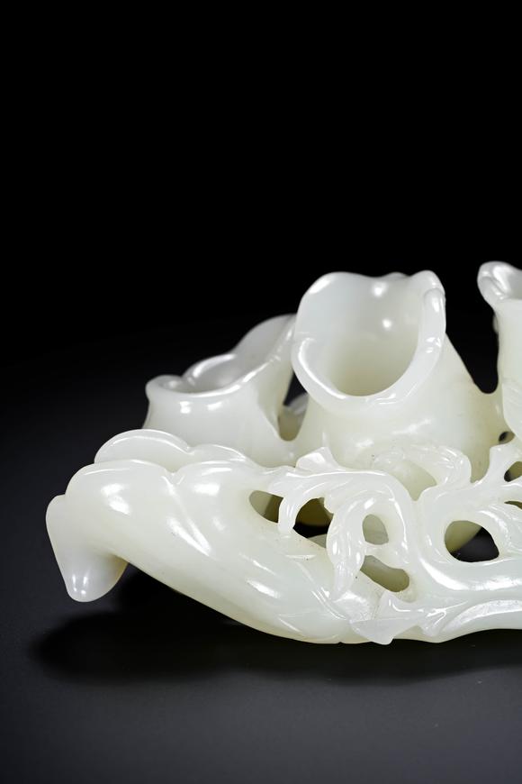 Cascade'sHetian jade morning glory in Qing dynasty. | 清代 和田玉喇叭花。