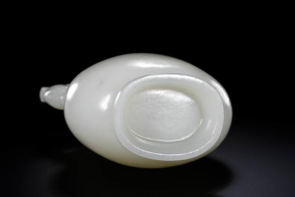 Cascade'sQing Dynasty Hetian Jade Shuanglong Ear Cap Bottle | 清代 和田玉雙龍耳蓋瓶